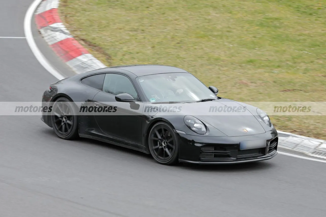 Porsche intensifica las pruebas del 911 Facelift 2025 en Nürburgring, al desnudo se lucen el coupé (Aerokit incluido) y el Cabrio2
