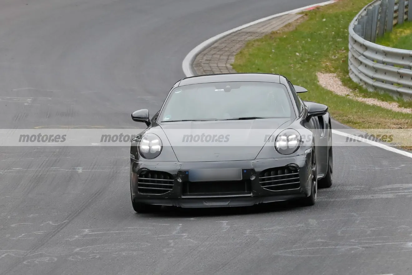 Porsche conquista el circuito de Nürburgring, dos prototipos del 911 Turbo S Facelift vuelan, híbridos incluidos, sobre su asfalto