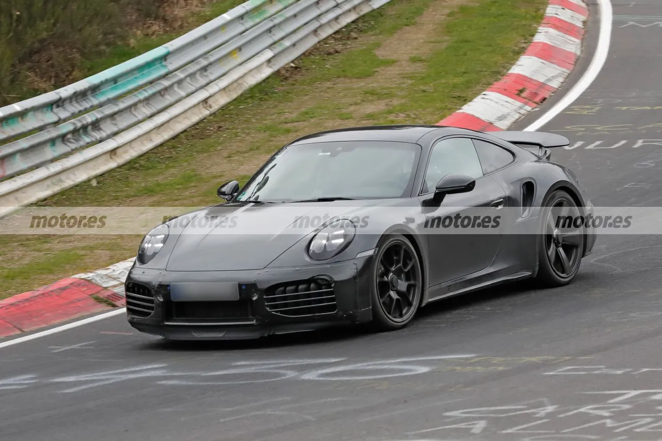 Porsche conquista el circuito de Nürburgring, dos prototipos del 911 Turbo S Facelift vuelan, híbridos incluidos, sobre su asfalto2