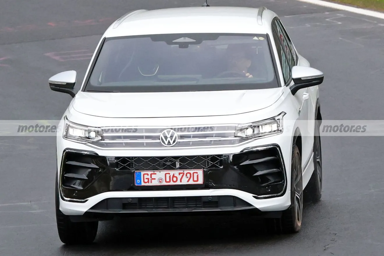 Antes negro y ahora blanco, el 'futuro' Volkswagen Tiguan Allspace demuestra su poderío en nuevas pruebas en Nürburgring