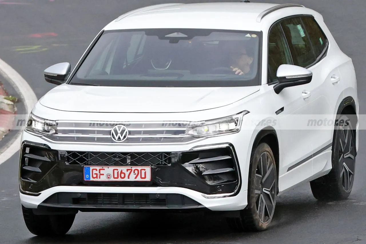 Antes negro y ahora blanco, el 'futuro' Volkswagen Tiguan Allspace demuestra su poderío en nuevas pruebas en Nürburgring2