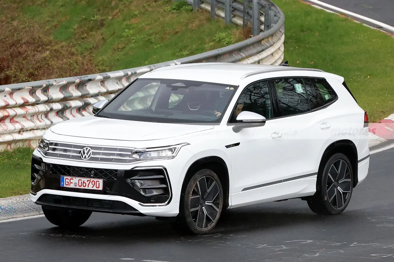 Antes negro y ahora blanco, el 'futuro' Volkswagen Tiguan Allspace demuestra su poderío en nuevas pruebas en Nürburgring4