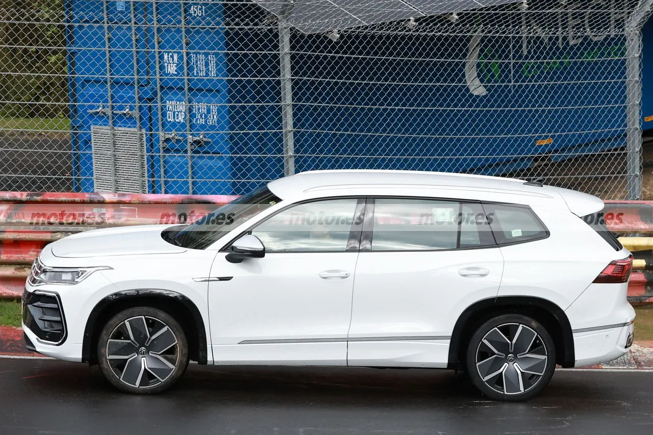 Antes negro y ahora blanco, el 'futuro' Volkswagen Tiguan Allspace demuestra su poderío en nuevas pruebas en Nürburgring7