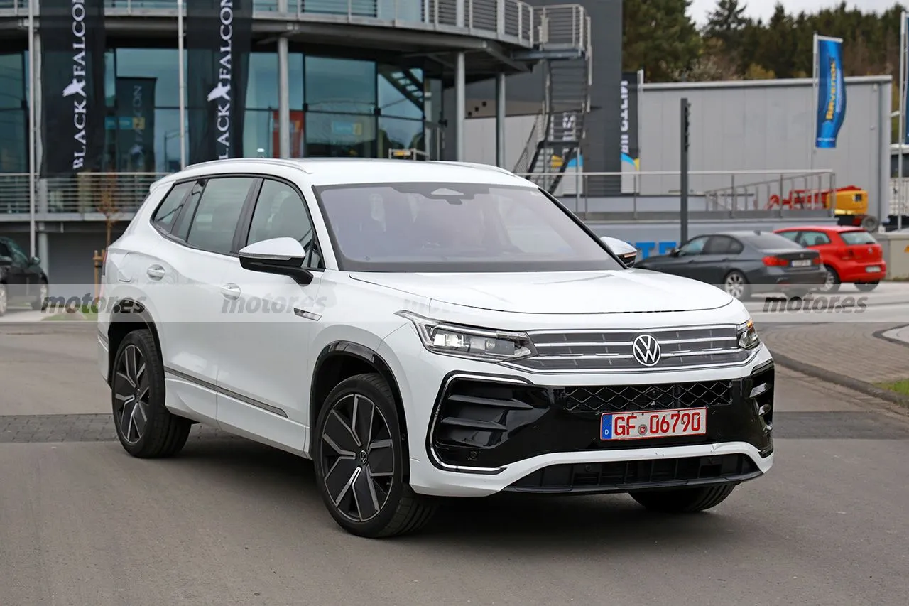 Antes negro y ahora blanco, el 'futuro' Volkswagen Tiguan Allspace demuestra su poderío en nuevas pruebas en Nürburgring14