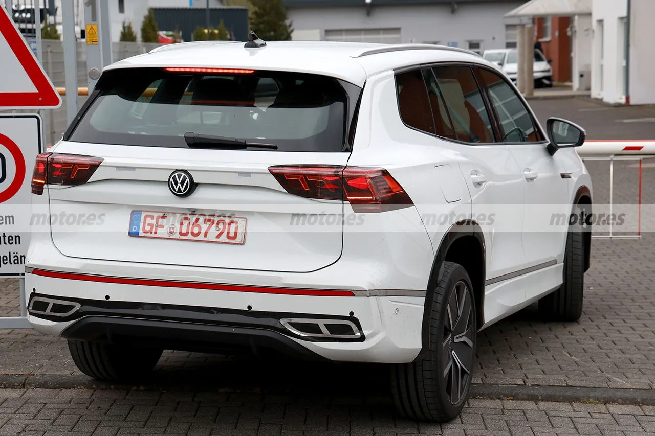 Antes negro y ahora blanco, el 'futuro' Volkswagen Tiguan Allspace demuestra su poderío en nuevas pruebas en Nürburgring21