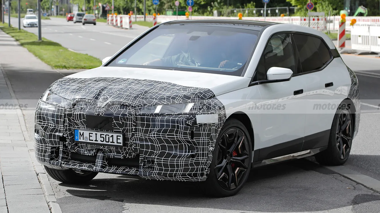 La renovación del SUV eléctrico más tecnológico de BMW es cazada a plena luz del día y en movimiento, el nuevo iX 2025 al detalle en estas fotos espía