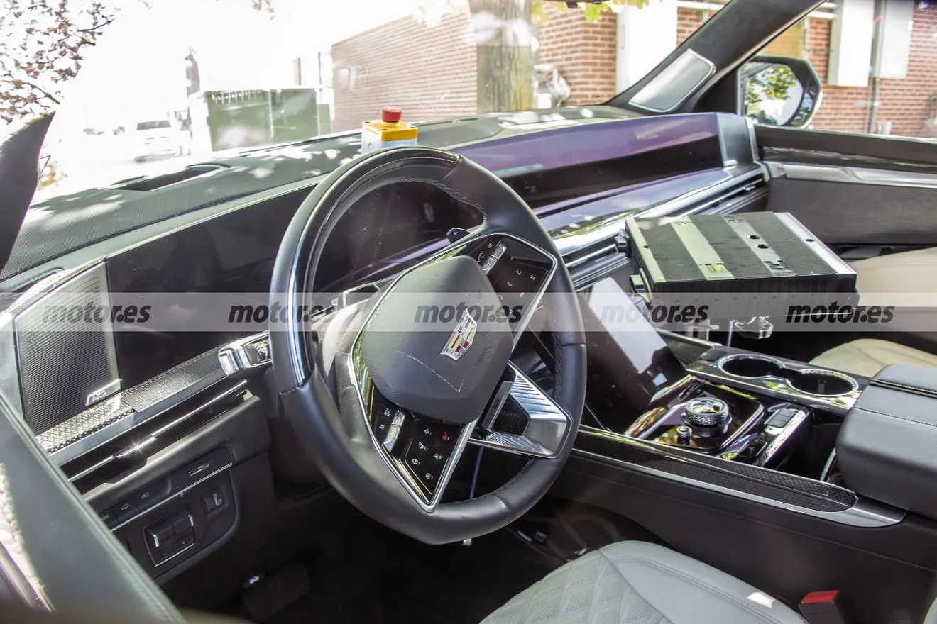El interior del Cadillac Escalade V 2025 queda al descubierto en estas fotos espía, el SUV americano presume de tecnología y acabados14