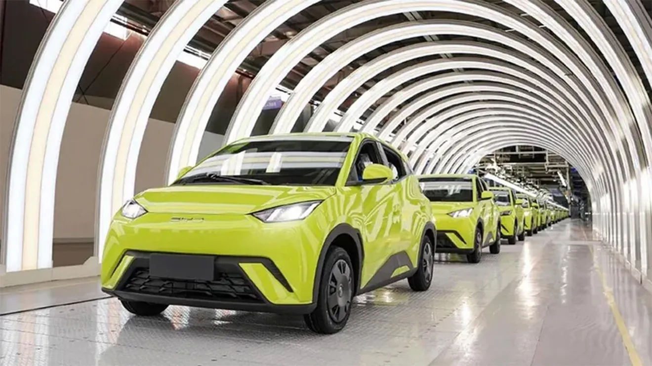 'Con todo y contra todos', los 10 mandamientos de los fabricantes chinos para arrasar en Europa con sus coches eléctricos