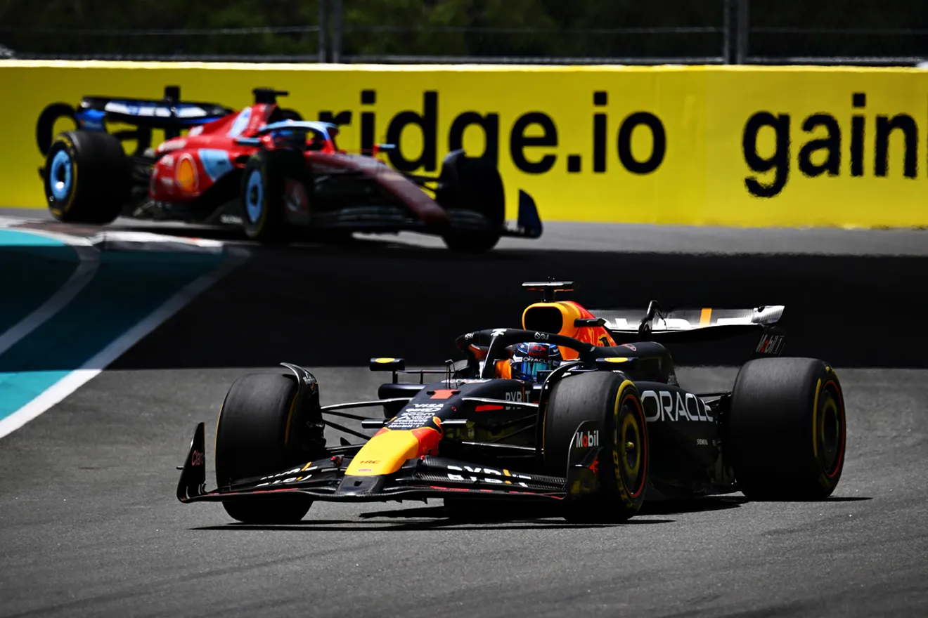 Paseo de Max Verstappen en una Sprint en la que Fernando Alonso la lía en la salida