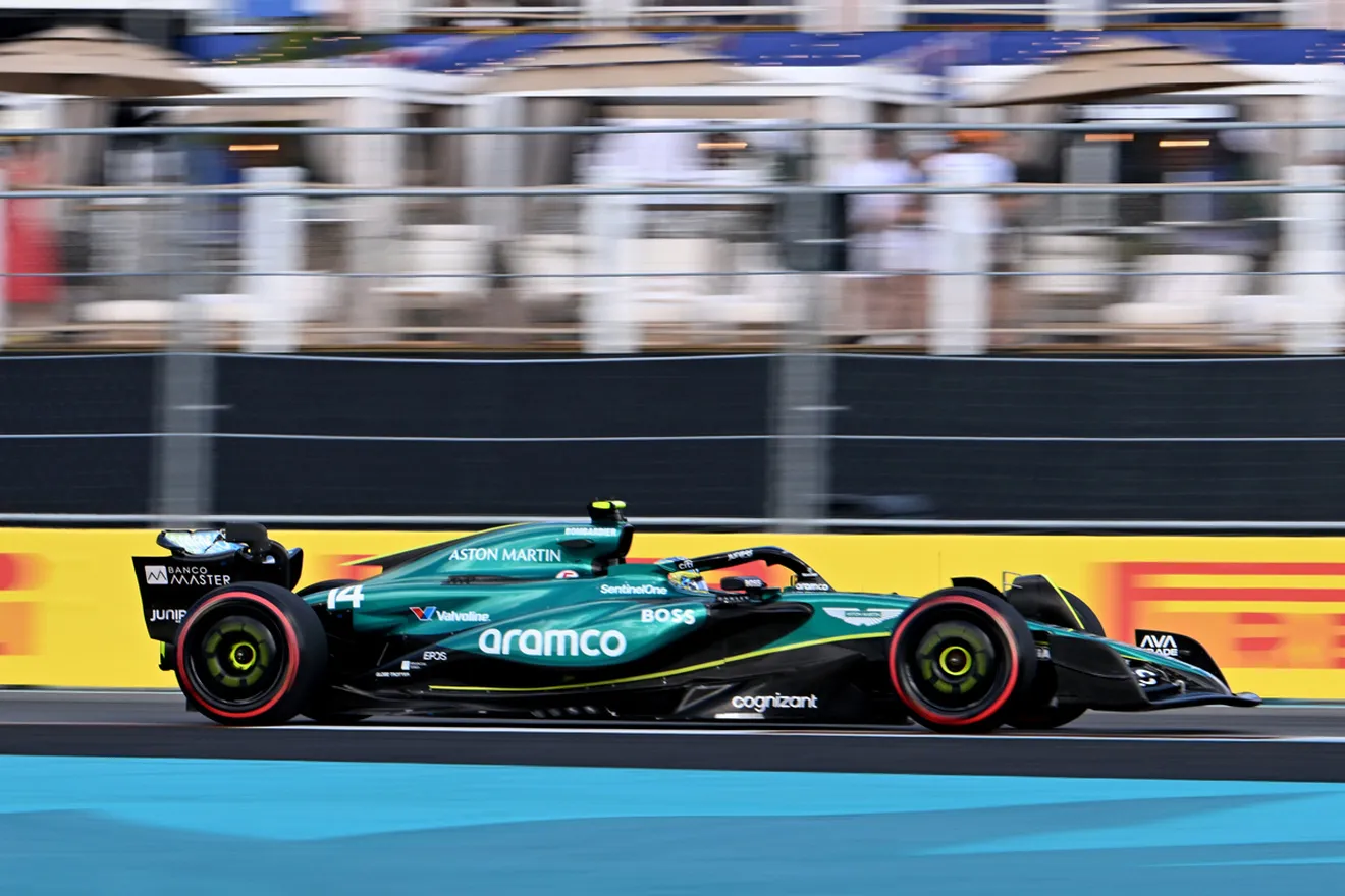 Paseo de Max Verstappen en una Sprint en la que Fernando Alonso la lía en la salida