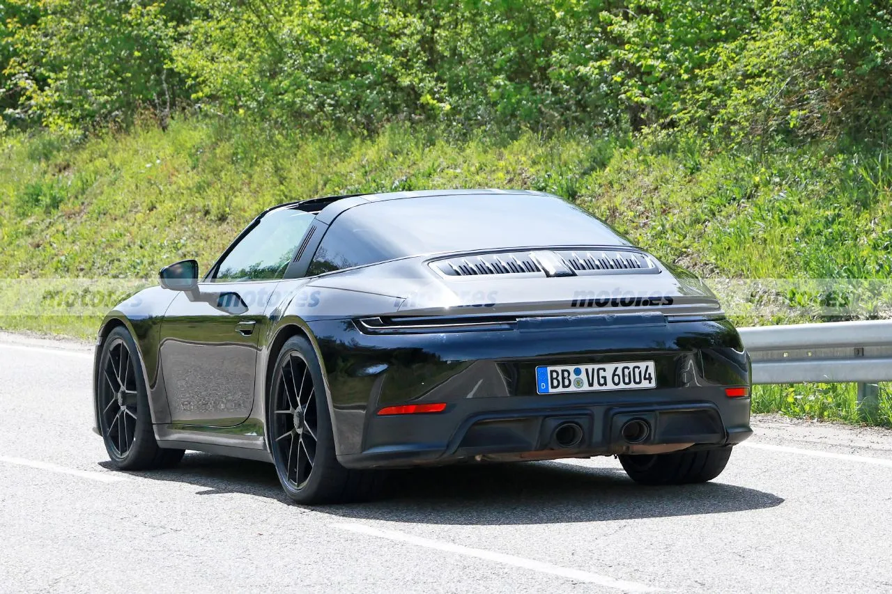 El Porsche 911 GTS Targa Facelift 2025 se muestra sin secretos en estas últimas fotos espía, el deportivo para los más puristas13