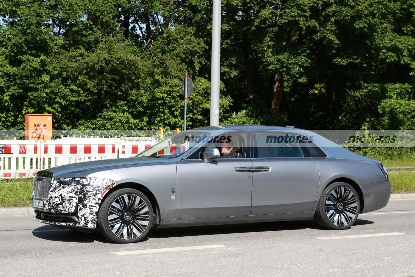 Nuevas fotos espía del Rolls-Royce Ghost Facelift 2025, la lujosa berlina recibirá una imagen más refinada y mejoras técnicas6