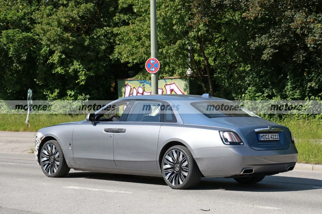 Nuevas fotos espía del Rolls-Royce Ghost Facelift 2025, la lujosa berlina recibirá una imagen más refinada y mejoras técnicas10