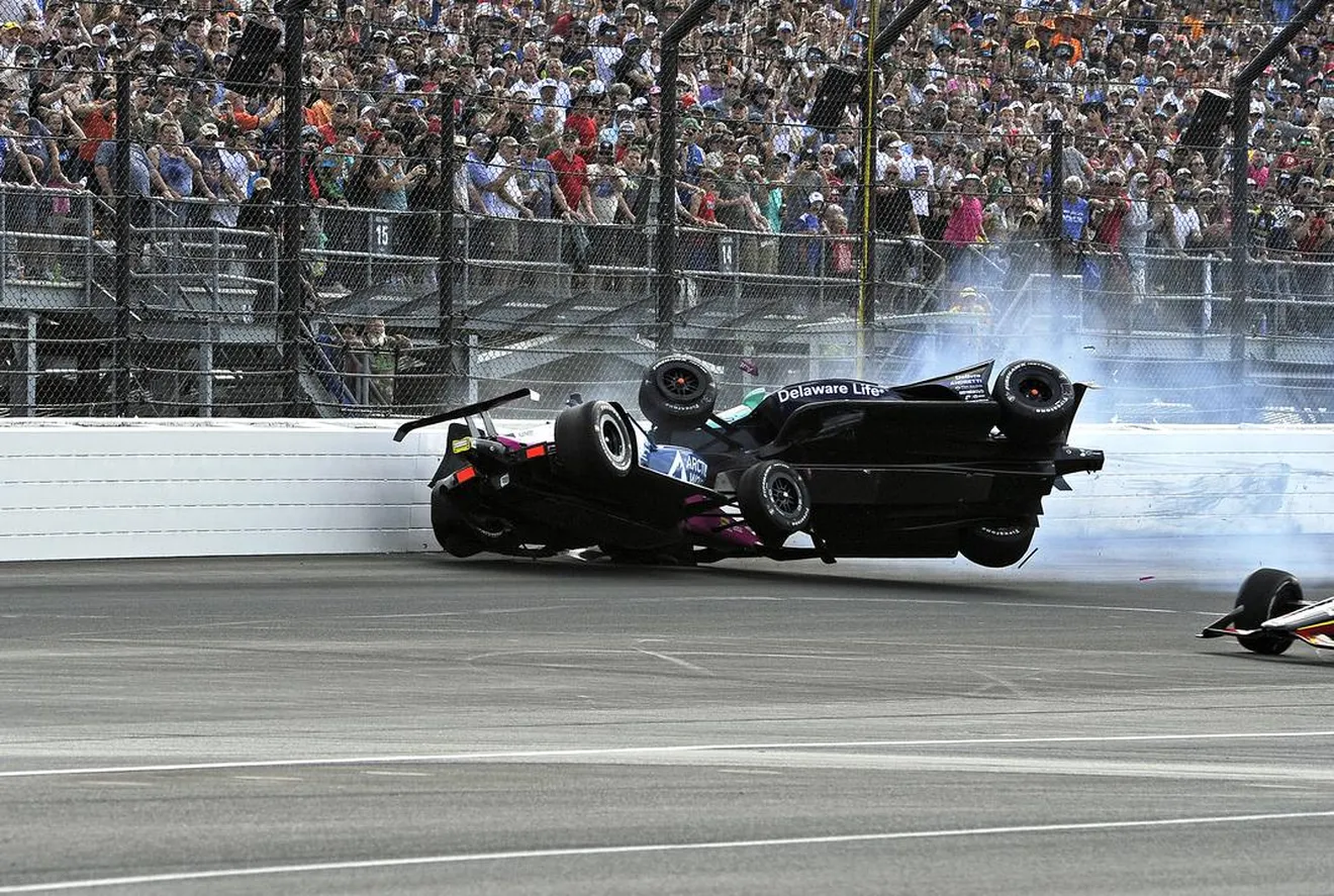Choque en la salida de la Indy 500... y al banquillo: apartado Tom Blomqvist para dos carreras