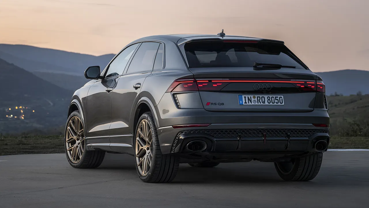 El nuevo Audi RS Q8 debuta junto a la extrema variante Performance, hasta 640 CV para un SUV que alcanza un nivel superior de rendimiento10