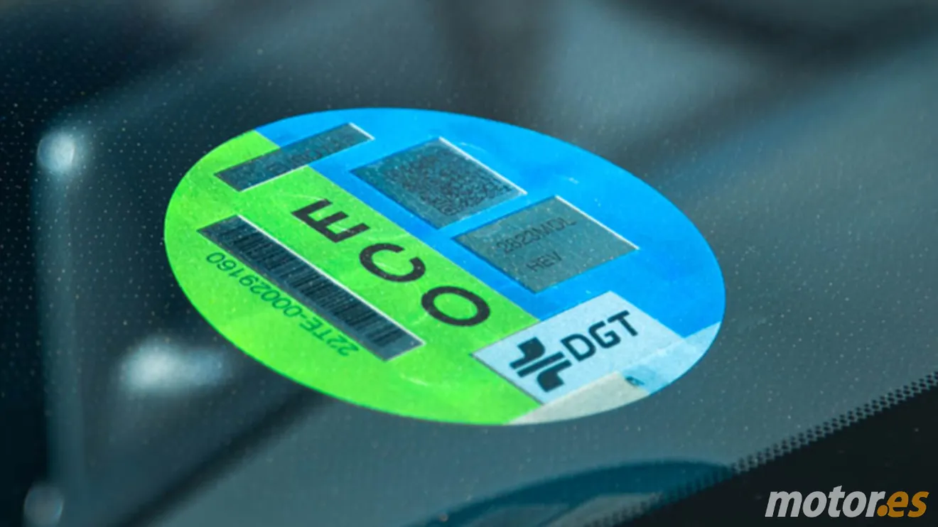 La DGT actualizará el sistema de etiquetas medioambientales (ECO o CERO) y advierte que «los coches existentes no perderán derechos»