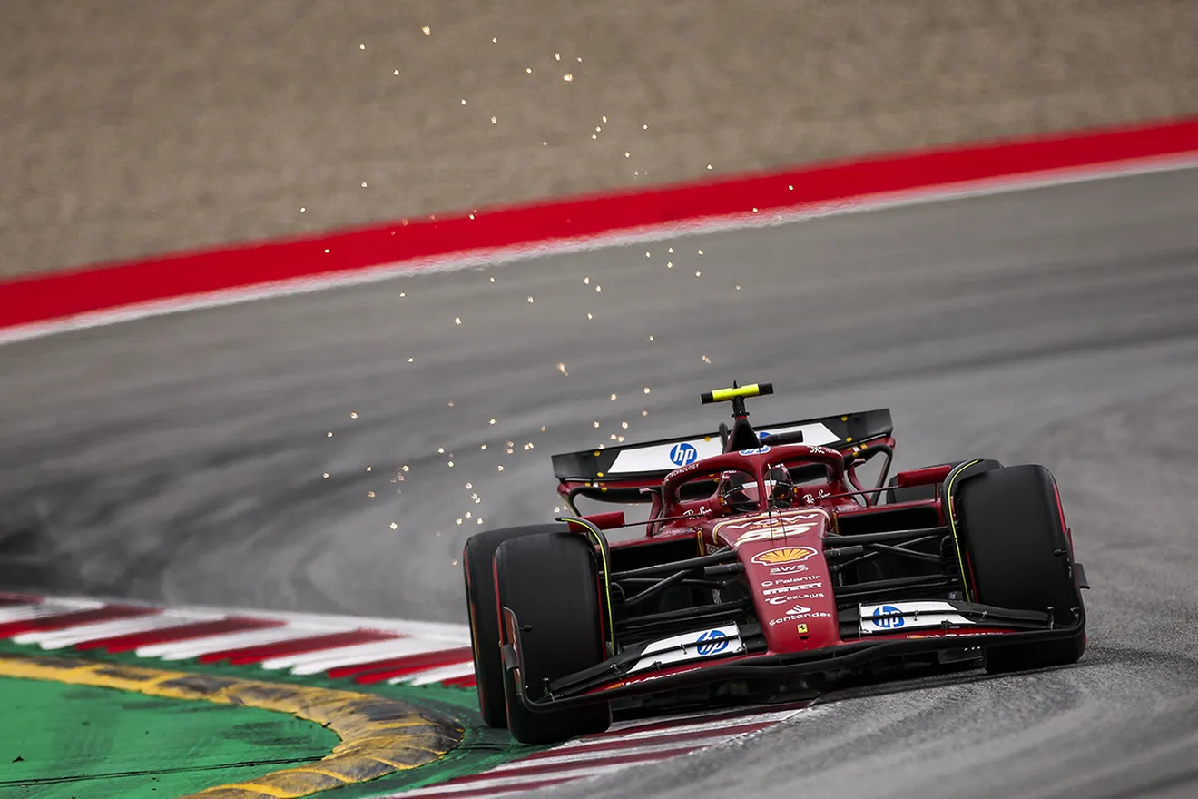 Dura crítica de Carlos Sainz a los comisarios tras su acción con Lewis Hamilton: «Las reglas a veces se aplican y otras no»