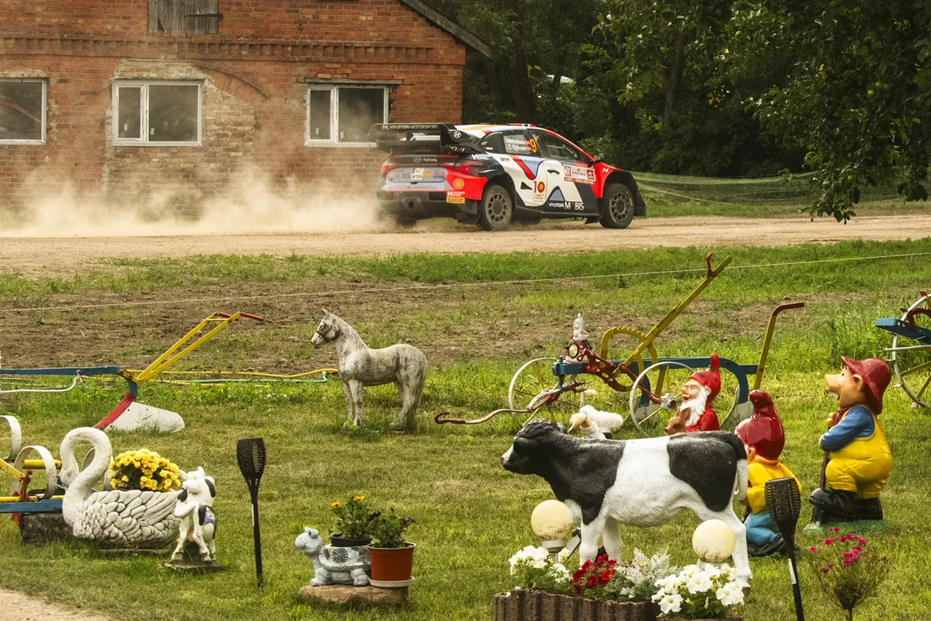 Kalle Rovanperä estira su liderato en el Rally de Polonia ante un peleón Andreas Mikkelsen