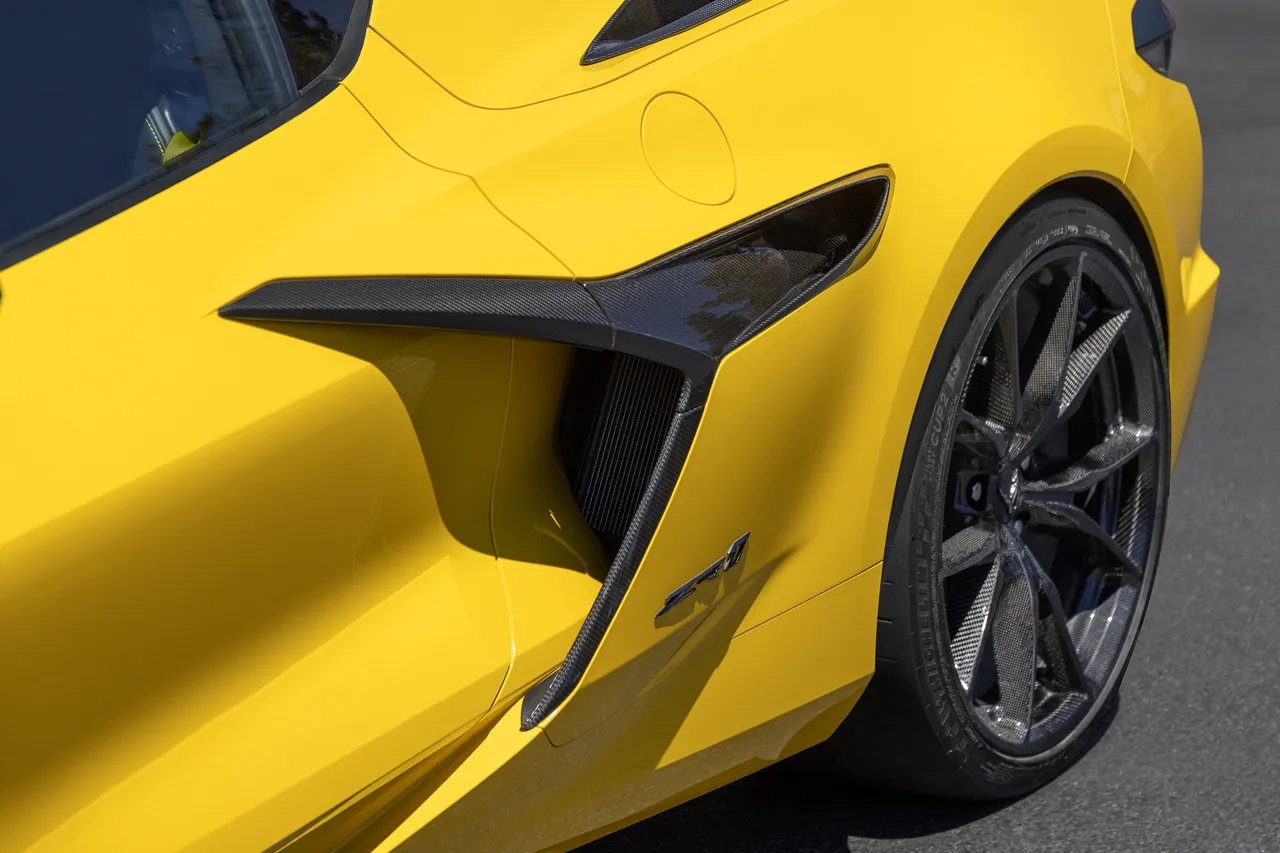 chevrolet-corvette-zr1-2024103460-1721981316_11.jpg