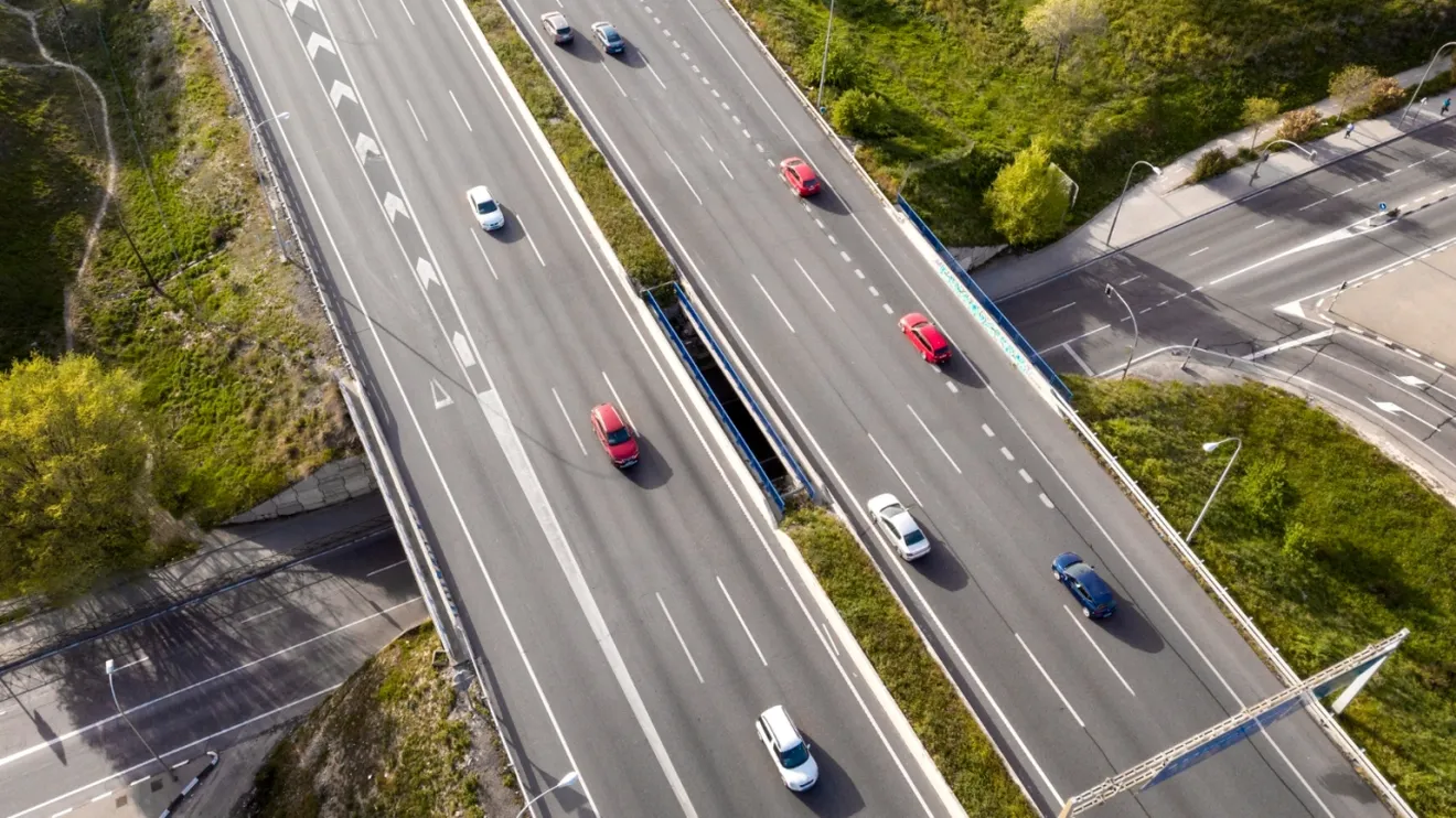 Seguro que este verano vas a ver un carril antiatascos, ¿sabes cómo conducir por uno de ellos?