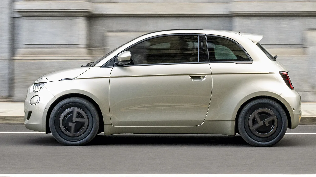 El FIAT 500 eléctrico «se viste» de Giorgio Armani en una edición limitada que saca a relucir su lado más elegante y exclusivo1