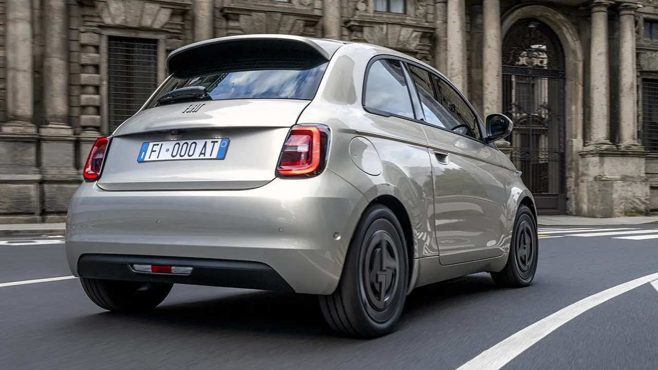 El FIAT 500 eléctrico «se viste» de Giorgio Armani en una edición limitada que saca a relucir su lado más elegante y exclusivo3