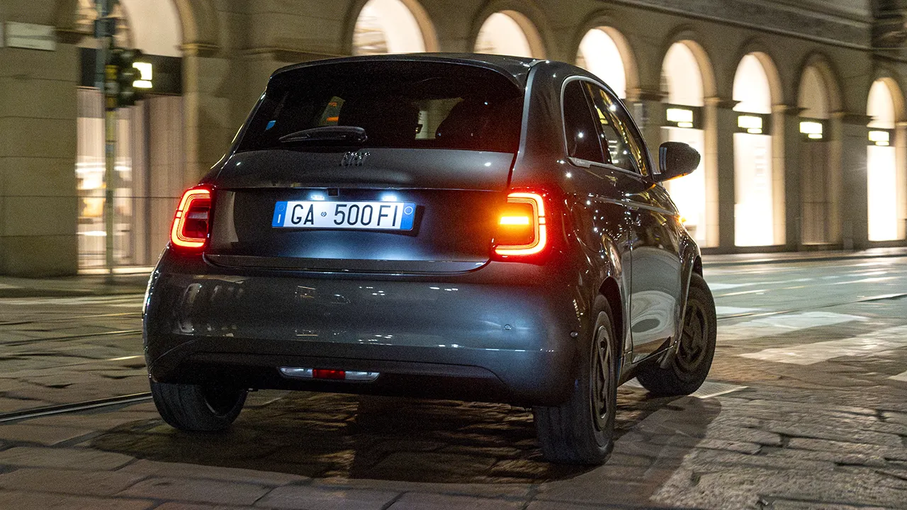 El FIAT 500 eléctrico «se viste» de Giorgio Armani en una edición limitada que saca a relucir su lado más elegante y exclusivo6