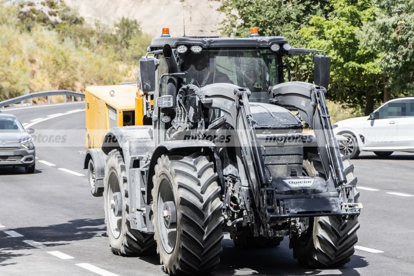 Los tractores también se someten a intensas pruebas, este JCB Fastrac Icon ha sido cazado en fotos espía