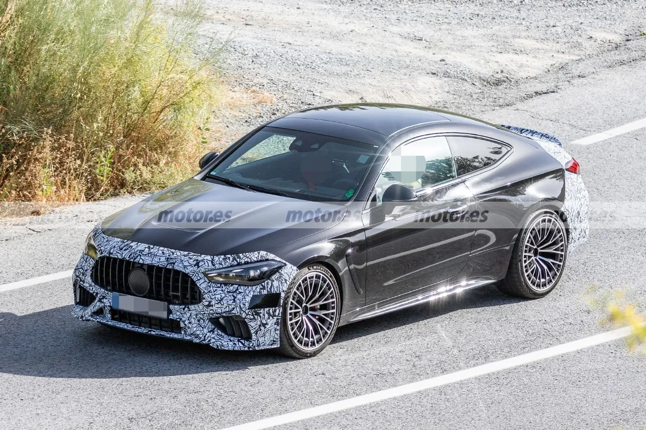 Cazado el nuevo Mercedes-AMG CLE 63 sin su corazón híbrido, el regreso del V8 biturbo abre una puerta hasta ahora no contemplada12