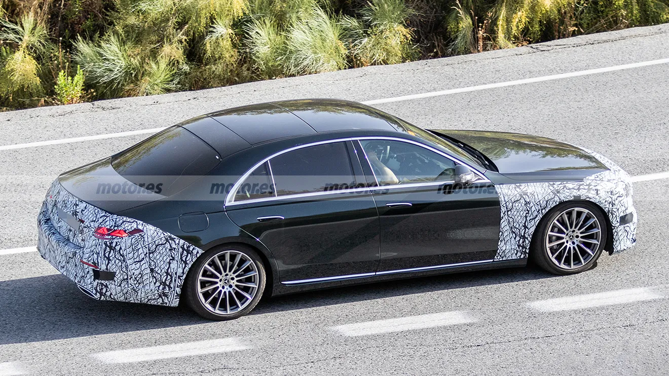 El Mercedes Clase S 2025 no dará tregua al BMW Serie 7, cazada la esperada renovación con un vistazo a su interior (camuflado)10