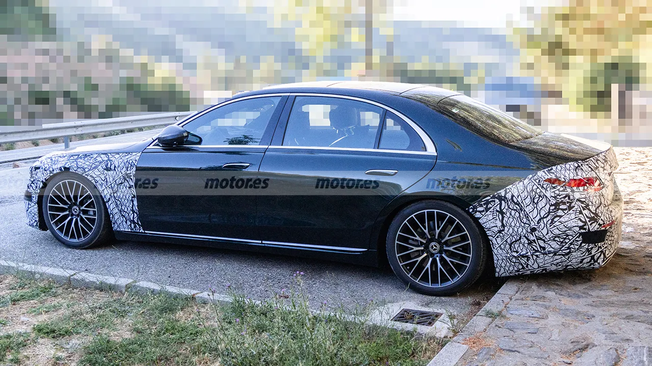 El Mercedes Clase S 2025 no dará tregua al BMW Serie 7, cazada la esperada renovación con un vistazo a su interior (camuflado)20