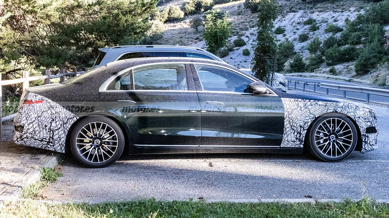 El Mercedes Clase S 2025 no dará tregua al BMW Serie 7, cazada la esperada renovación con un vistazo a su interior (camuflado)22