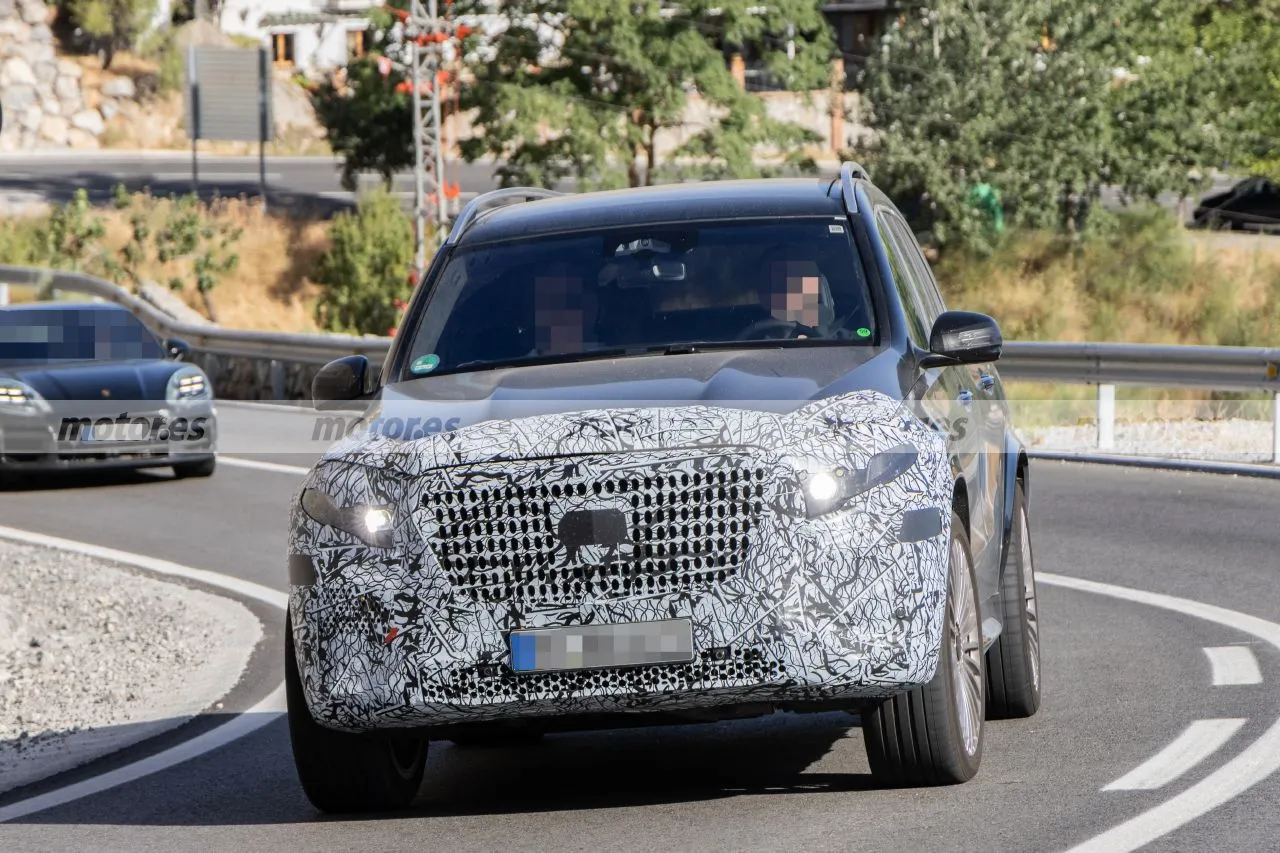 El Mercedes-Maybach GLS 2026 vuelve a posar en fotos espía, un SUV con tecnología de vanguardia para superar al lujoso Cullinan11