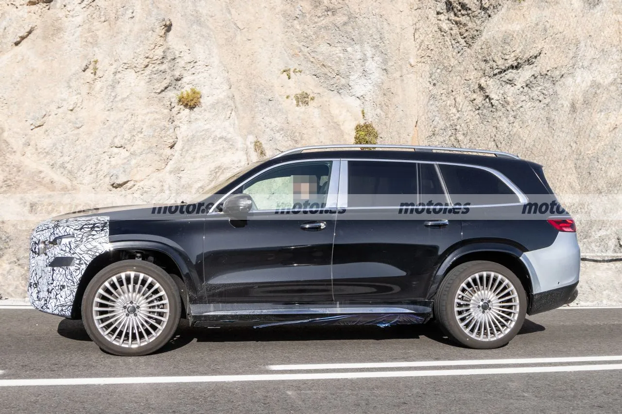 El Mercedes-Maybach GLS 2026 vuelve a posar en fotos espía, un SUV con tecnología de vanguardia para superar al lujoso Cullinan15