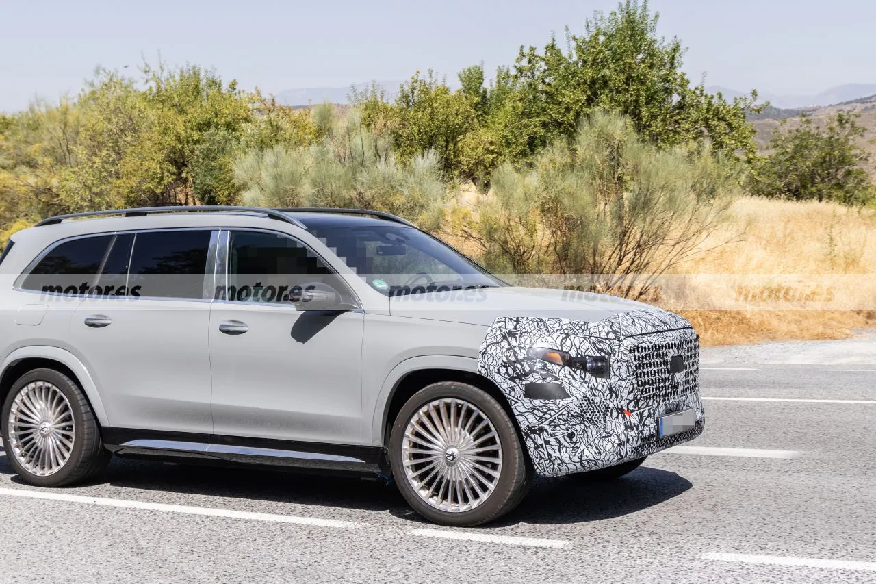 El Mercedes-Maybach GLS 2026 vuelve a posar en fotos espía, un SUV con tecnología de vanguardia para superar al lujoso Cullinan3