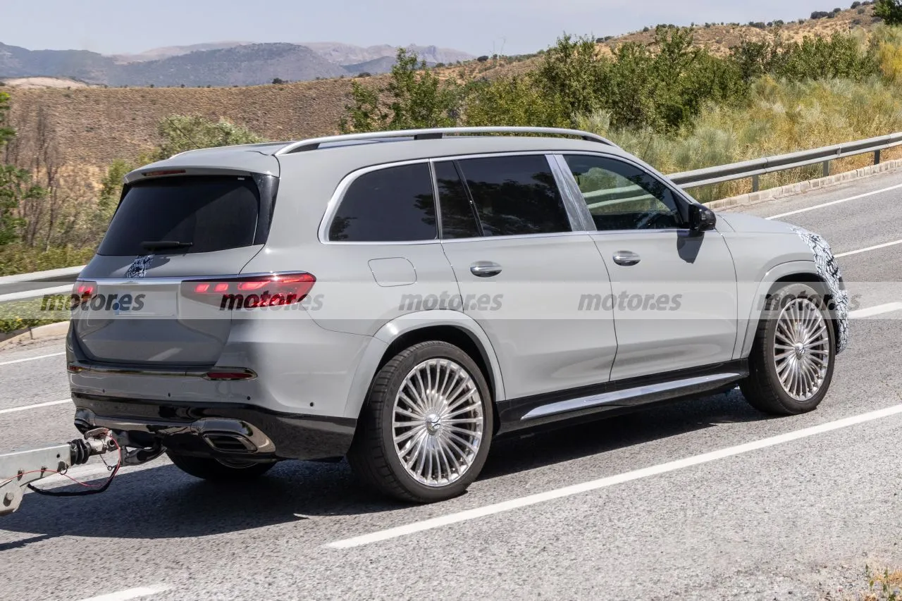 El Mercedes-Maybach GLS 2026 vuelve a posar en fotos espía, un SUV con tecnología de vanguardia para superar al lujoso Cullinan6