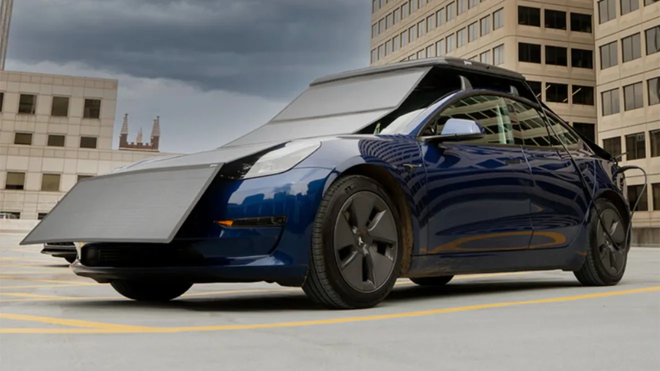 Los coches solares no han triunfado, pero estos novedosos paneles plegables para el coche eléctrico pueden hacerlo