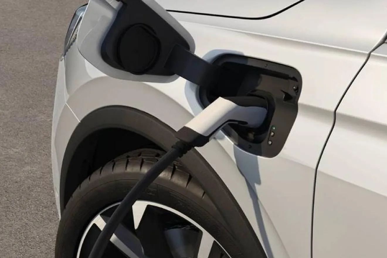 Si compras ahora un híbrido enchufable pagarás menos que en 2025. Por qué las nuevas reglas de la UE para los PHEV harán subir sus precios