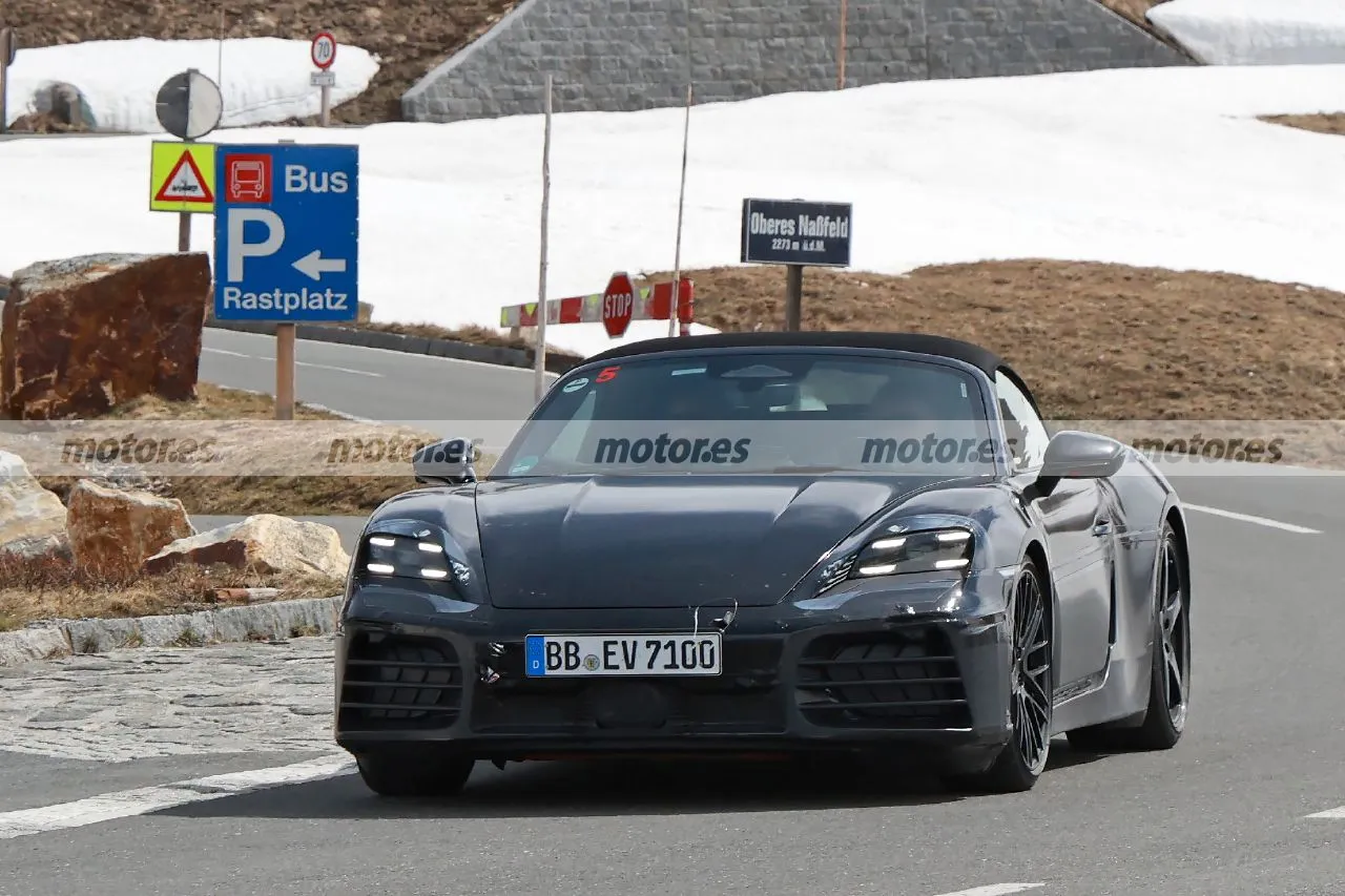 Primera mirada al interior del nuevo Porsche Boxster en estas fotos espía, el roadster eléctrico muda sus pruebas a los Alpes1