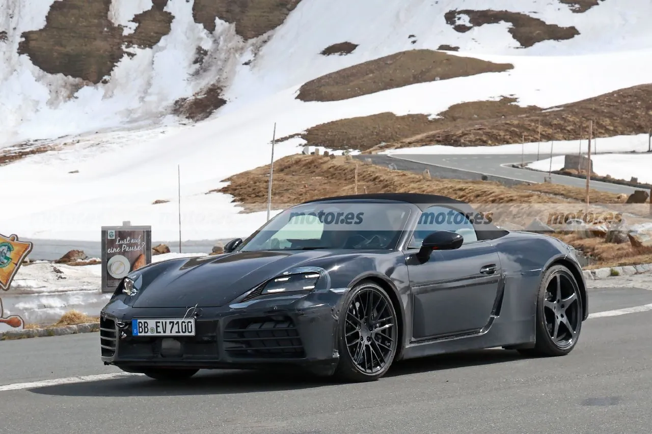 Primera mirada al interior del nuevo Porsche Boxster en estas fotos espía, el roadster eléctrico muda sus pruebas a los Alpes4