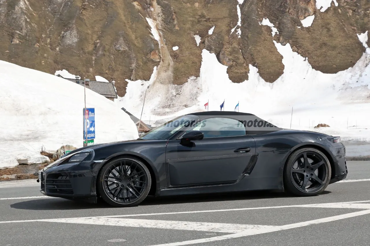 Primera mirada al interior del nuevo Porsche Boxster en estas fotos espía, el roadster eléctrico muda sus pruebas a los Alpes7