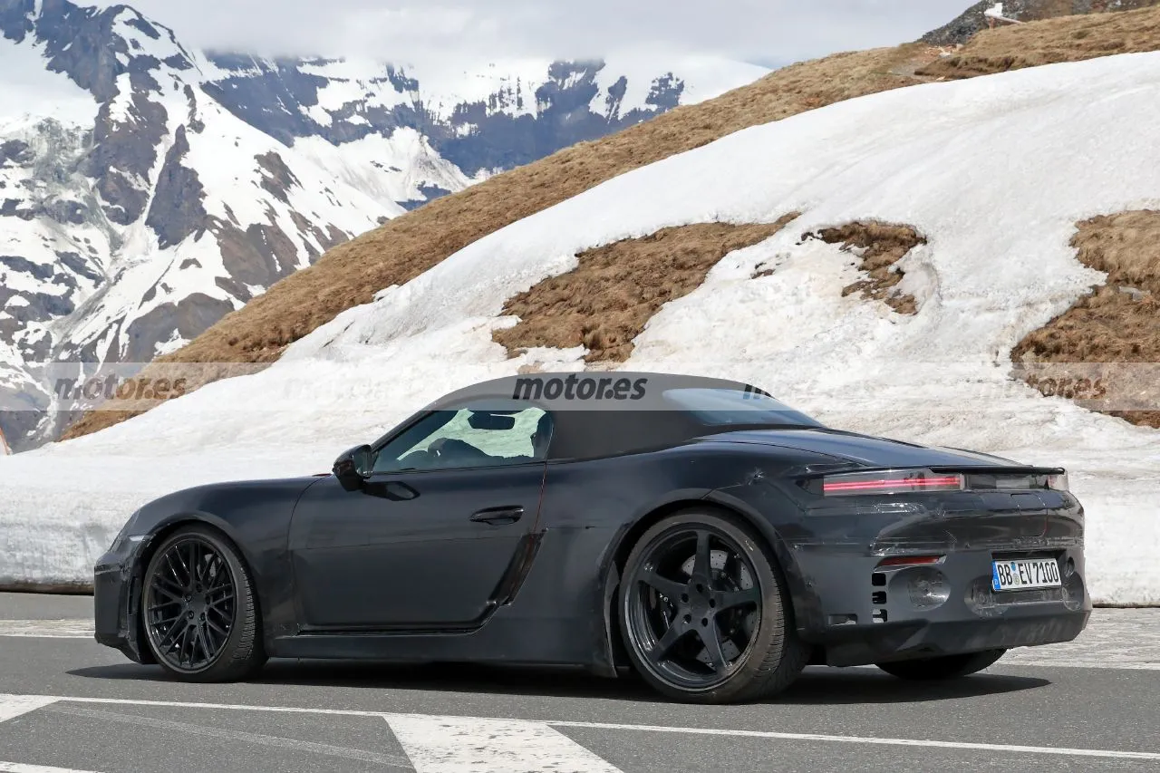 Primera mirada al interior del nuevo Porsche Boxster en estas fotos espía, el roadster eléctrico muda sus pruebas a los Alpes9