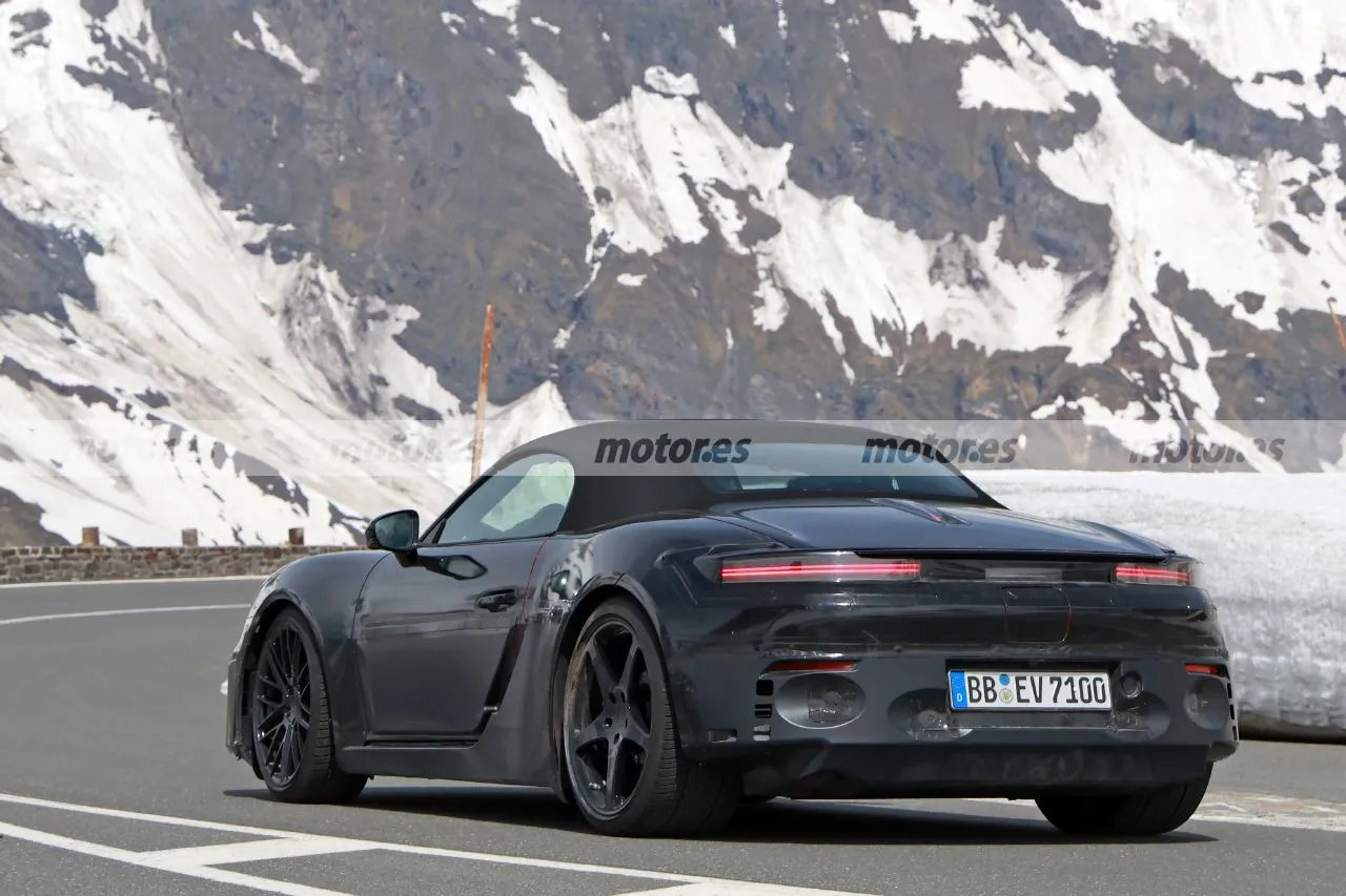 Primera mirada al interior del nuevo Porsche Boxster en estas fotos espía, el roadster eléctrico muda sus pruebas a los Alpes11