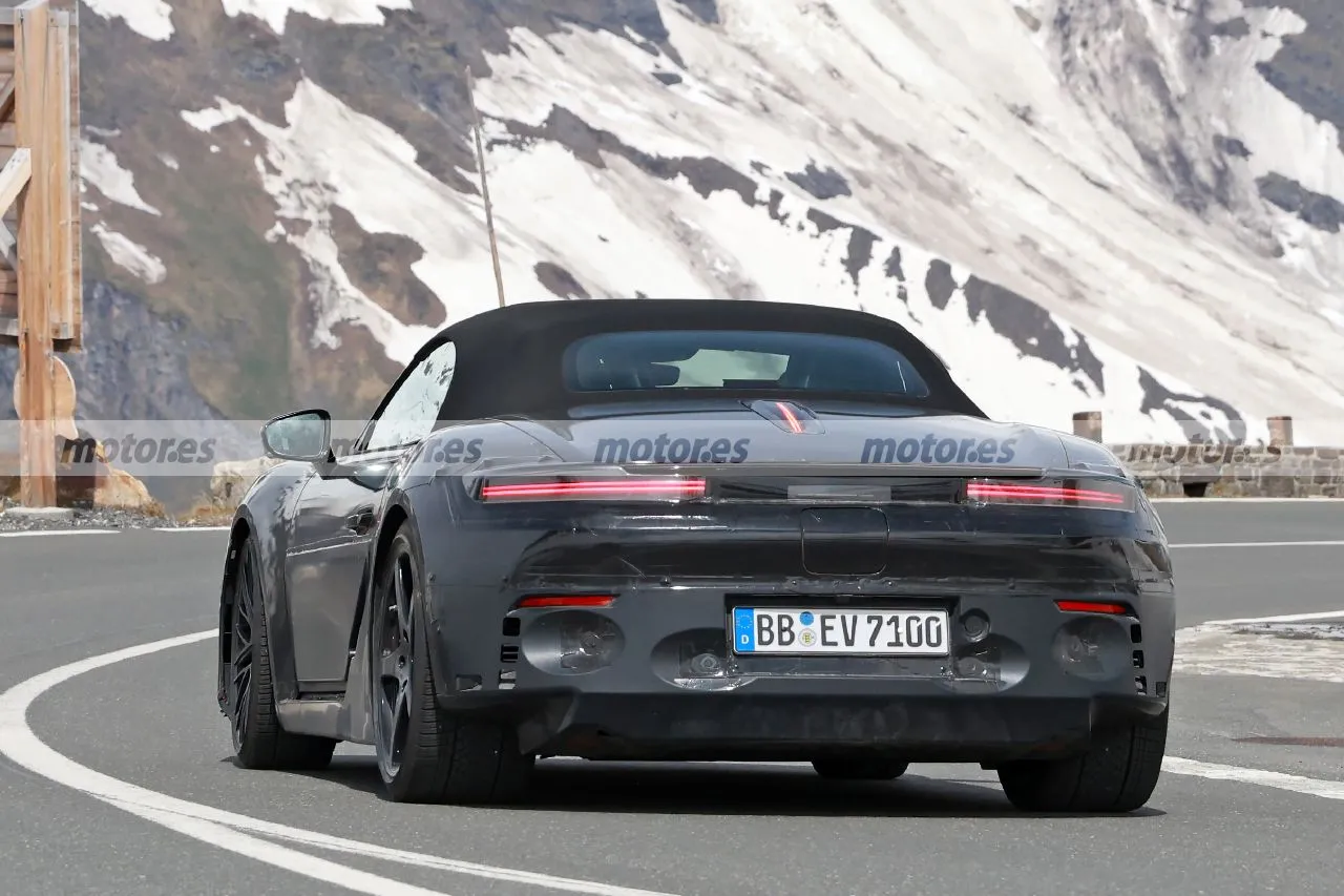 Primera mirada al interior del nuevo Porsche Boxster en estas fotos espía, el roadster eléctrico muda sus pruebas a los Alpes13