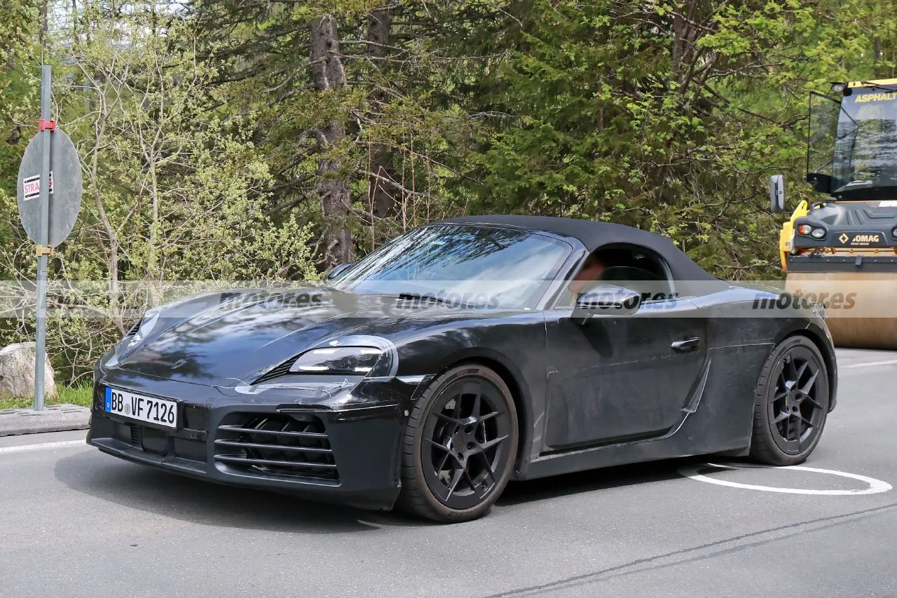 Primera mirada al interior del nuevo Porsche Boxster en estas fotos espía, el roadster eléctrico muda sus pruebas a los Alpes16