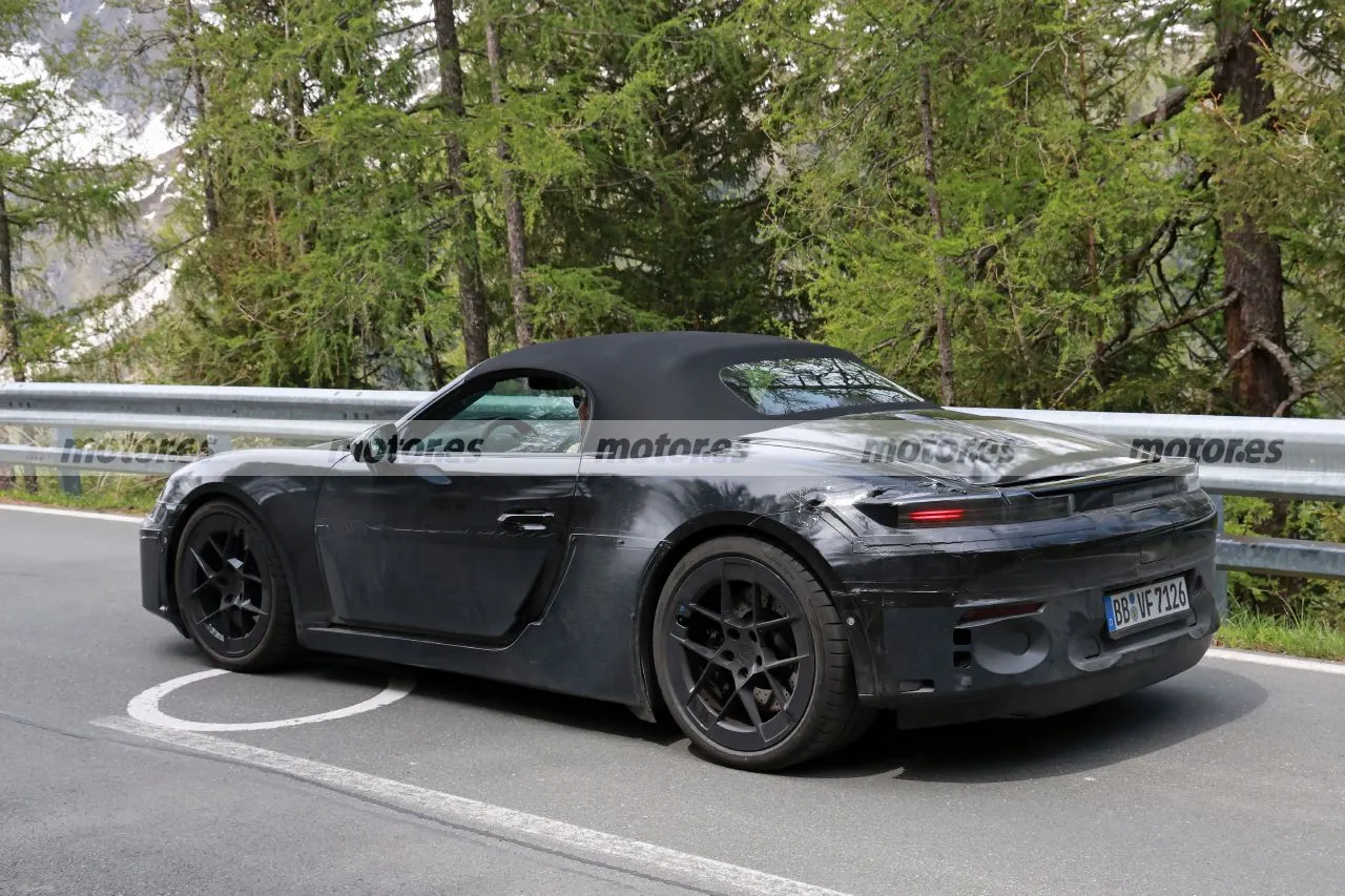 Primera mirada al interior del nuevo Porsche Boxster en estas fotos espía, el roadster eléctrico muda sus pruebas a los Alpes21