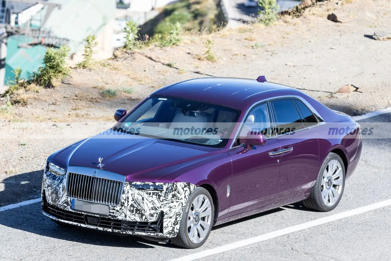 El Rolls-Royce Ghost Facelift 2025 vuelve a verse en fotos espía, al descubierto las novedades de un icono del lujo