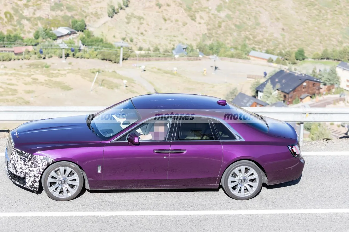 El Rolls-Royce Ghost Facelift 2025 vuelve a verse en fotos espía, al descubierto las novedades de un icono del lujo3