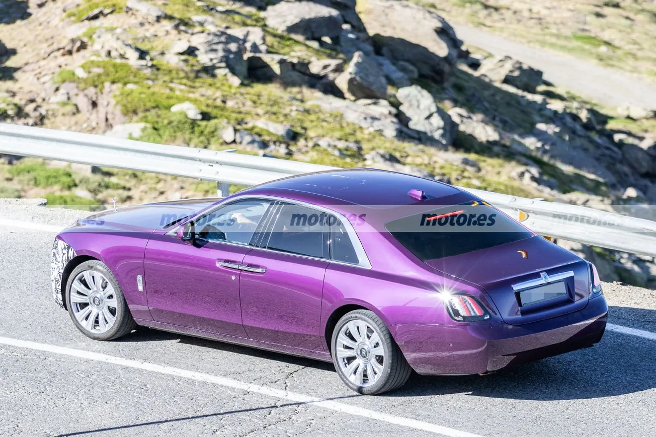 El Rolls-Royce Ghost Facelift 2025 vuelve a verse en fotos espía, al descubierto las novedades de un icono del lujo7