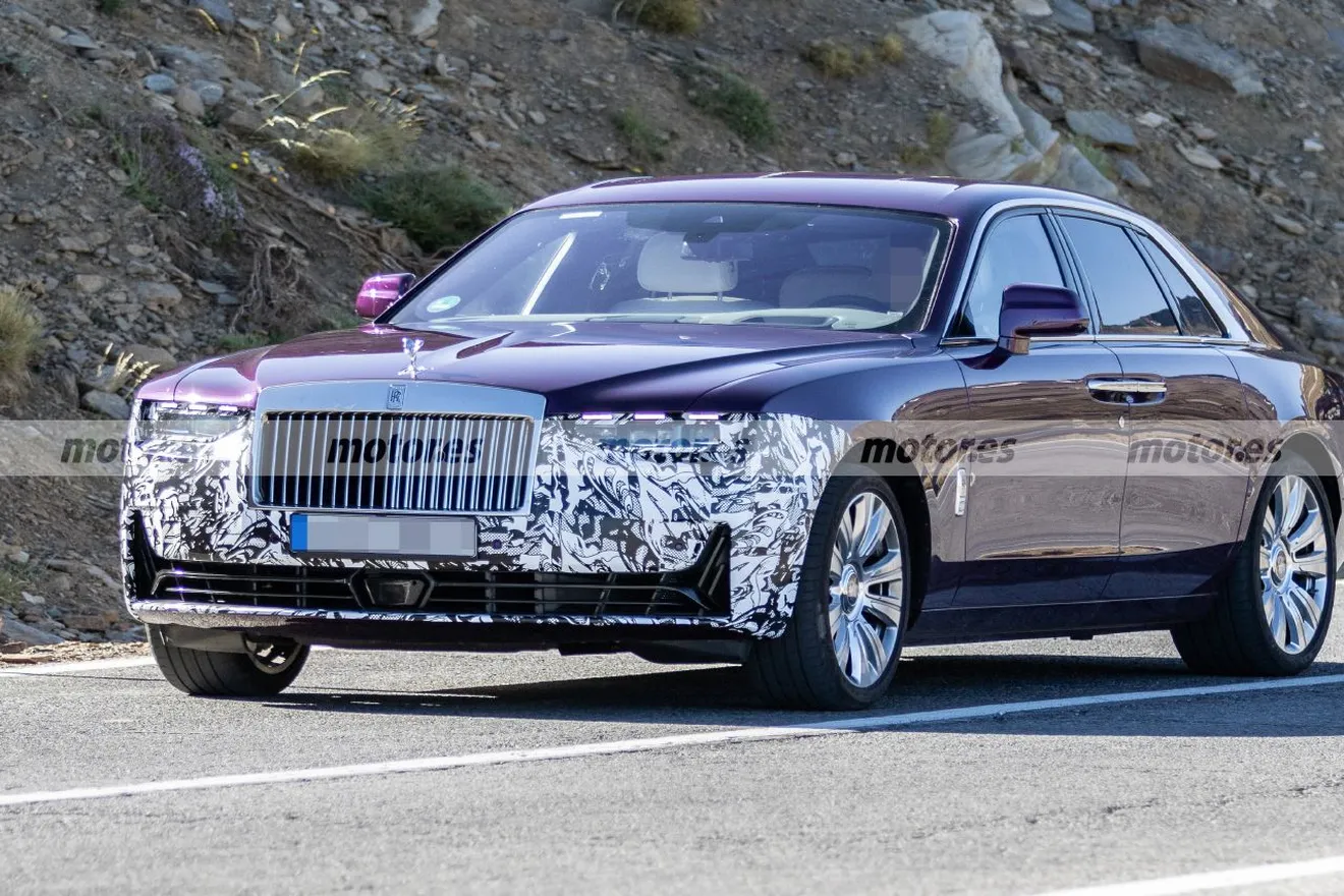 El Rolls-Royce Ghost Facelift 2025 vuelve a verse en fotos espía, al descubierto las novedades de un icono del lujo10